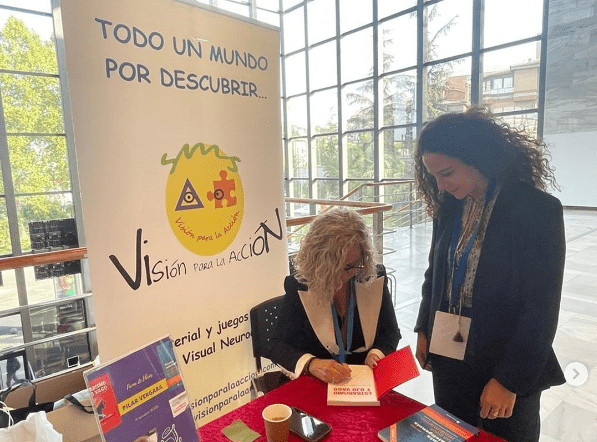 Pilar Vergara, firmando libros en VPA